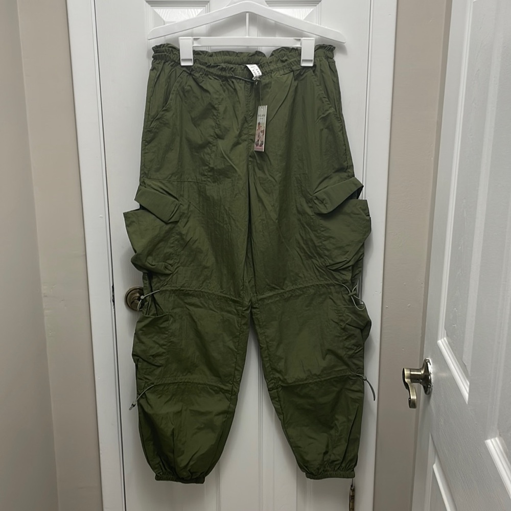 NWT Halara pants Olive/Army Green Large
